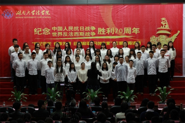 2014级和2015级法学二班演唱歌曲《中国人民抗日军政大学校歌》《中国，中国，鲜红的太阳永不落》.JPG